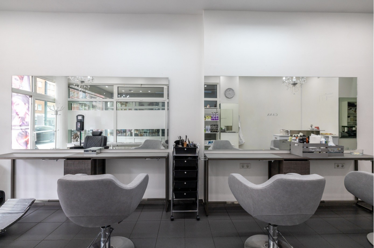Friseursitze mit zwei Spiegeln – moderne Doppelarbeitsplätze mit großzügigen, freistehenden Spiegeln, die optimale Sicht von beiden Seiten ermöglichen und durch stilvolles Design den Salonraum elegant strukturieren